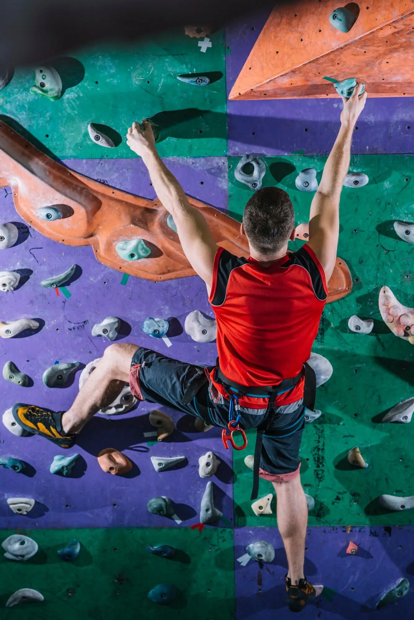 Профессиональный скалолаз в спортзале