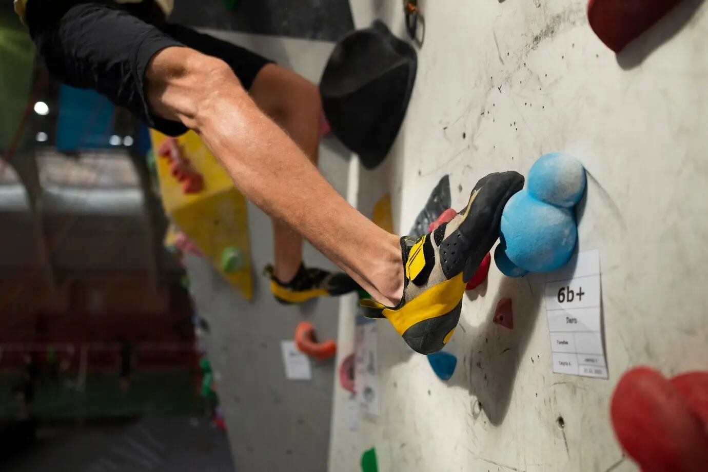 Вид сбоку мужчины, взбирающегося по стене.